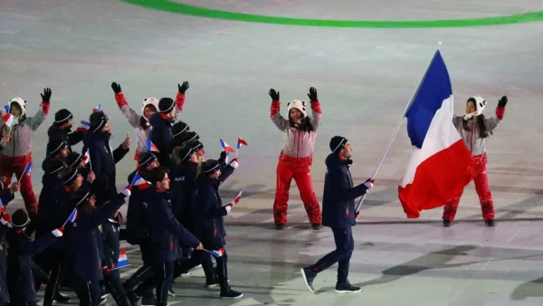 Galère pour la délégation française à la cérémonie d'ouverture des JO, un athlète chute : "À l'image du pays"