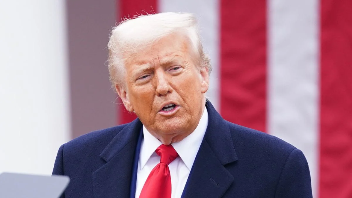 Donald Trump, cité dans l'affaire Epstein, sort la sulfateuse et se défend bec et ongles