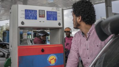 «Cette crise me fait peur»: en Éthiopie, des chauffeurs démunis face aux prix des carburants