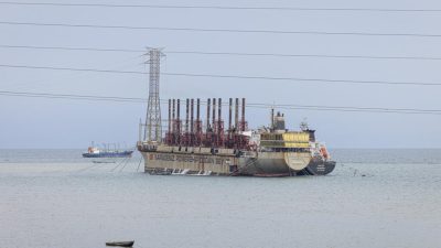 Gabon: une société approvisionnant Libreville en électricité avec des bateaux menace de couper le courant