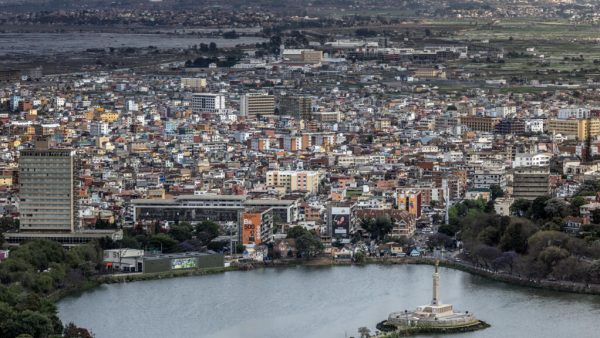 À Madagascar, les métiers de l'économie informelle: les porteurs d'eau [2/3] - Reportage Afrique