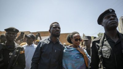 Ouganda: le parti de Bobi Wine justifie le départ à l’étranger du principal opposant