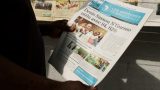 Un homme tient un journal annonçant la réélection du président congolais sortant Denis Sassou-Nguesso, à Brazzaville, le 18 mars 2026.