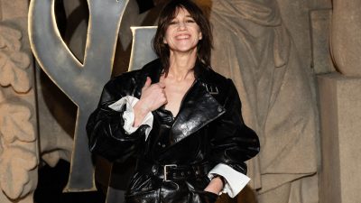 "On dirait moi quand je marche avec des chaussures de ski" : Charlotte Gainsbourg divine mais moquée au défilé Saint-Laurent