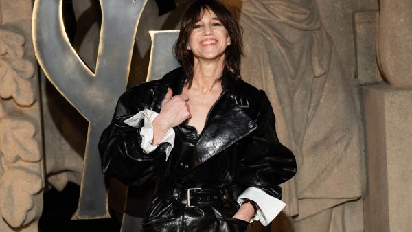 "On dirait moi quand je marche avec des chaussures de ski" : Charlotte Gainsbourg divine mais moquée au défilé Saint-Laurent