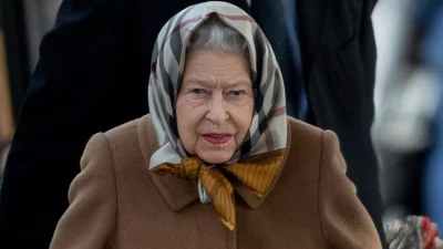 Burberry lance une collection capsule en hommage au style de la défunte reine