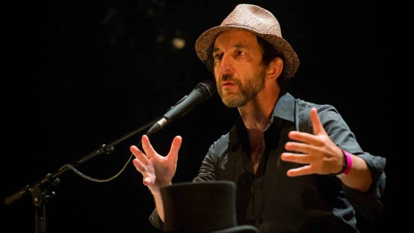 Des hôtels particuliers "inhabités et en ruine" : Arthur H, son enfance dans ce "quartier populaire" à Paris plus si populaire