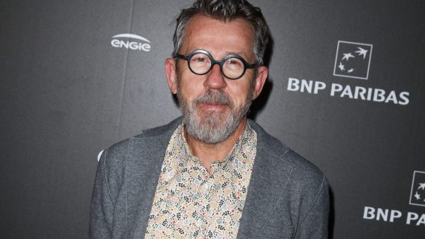 Forêts de chênes, murs saumon, piscine : cette maison des années 70 qui a fait craquer Jamy Gourmaud dans les Alpilles