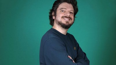 Greg Guillotin revient sur W9 avec Le pire stagiaire, un peu plus d’un an après la fermeture de C8