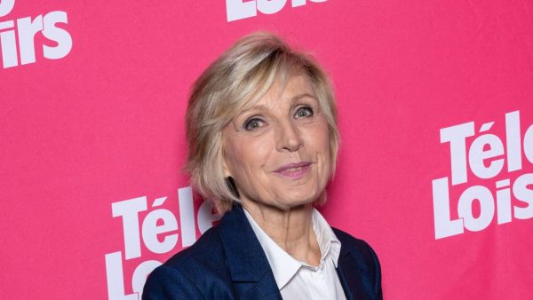 Evelyne Dhéliat n'a jamais fait de chirurgie esthétique ? Sa coiffeuse n'y croit pas !