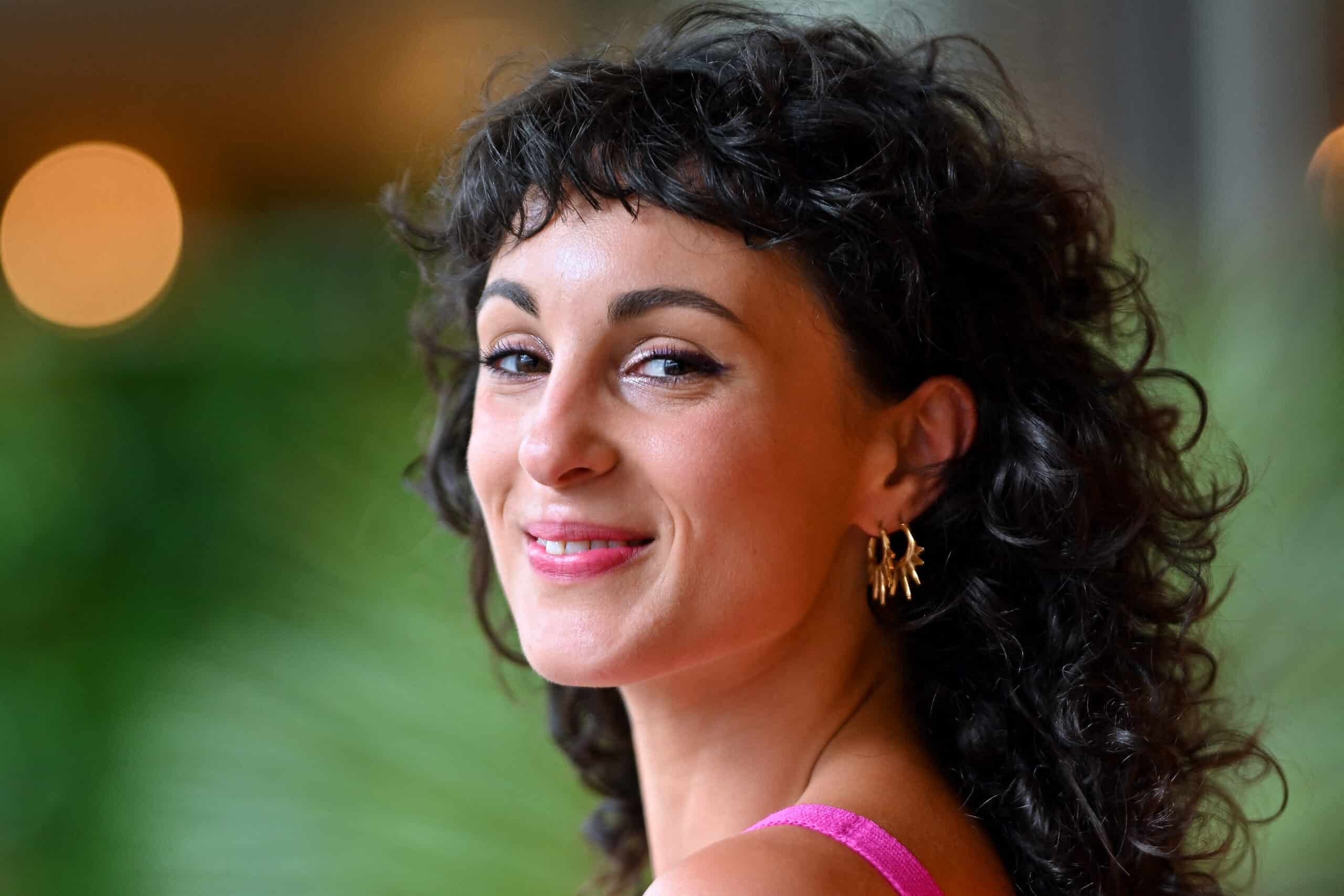 Barbara Pravi : au 5ème sans ascenseur à Strasbourg-Saint-Denis, elle s’est quand même offert une maison de campagne