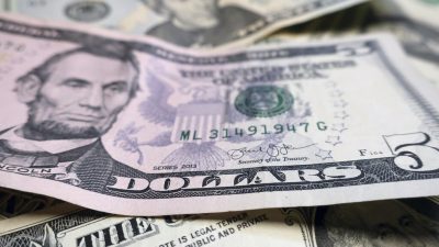 RDC: saisie de valises contenant deux millions de dollars à l'aéroport de Kinshasa