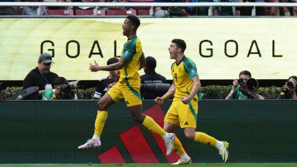 Bailey Cadamarteri (à droite, N°9) est l'unique buteur du match Jamaïque-Nouvelle-Calédonie lors de la demi-finale des barrages pour le Mondial 2026.