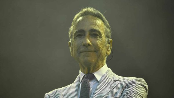 Alain Chamfort : le chanteur de "Manureva" s’est gâté en achetant une maison près de chez Sophie Davant