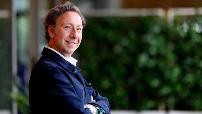 Stéphane Bern : pour s’offrir et restaurer le collège militaire de Thiron-Gardais, il a sacrifié cette maison en Grèce