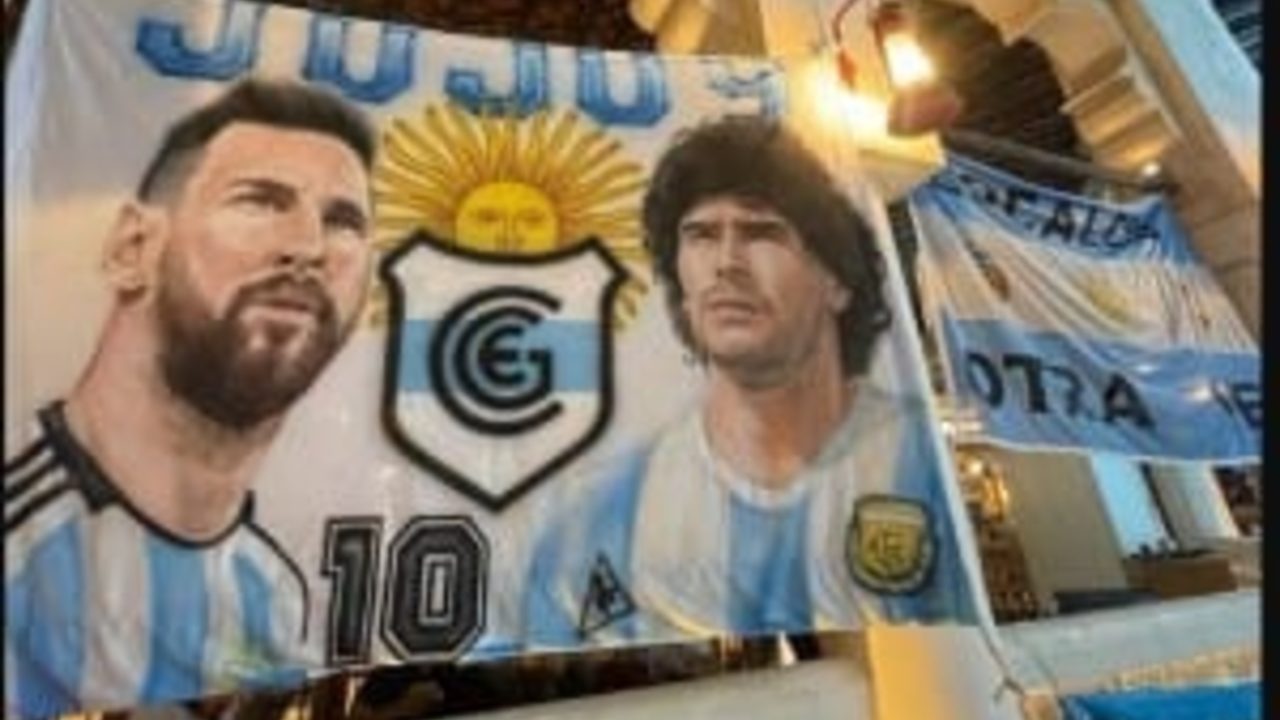 Les fans argentins rendent hommage à Maradona au Qatar, le vendredi 25 novembre 2022. © COPYRIGHT : ABDERRAHIM ET-TAHIRY / LE360