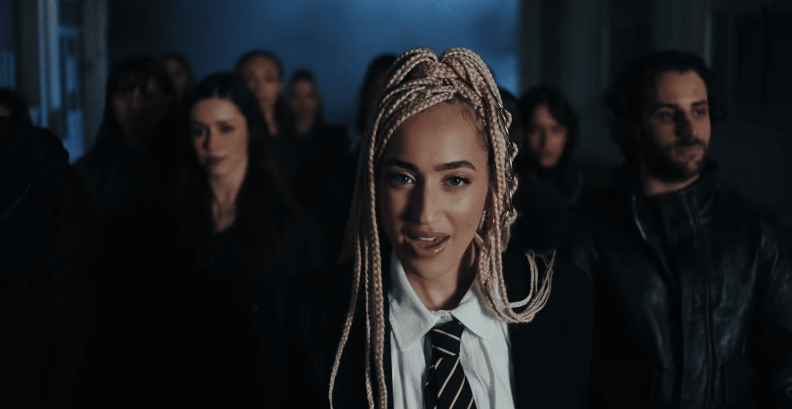 Eurovision 2026 : Monroe officialisée, découvrez son clip "Regarde" qui représentera la France