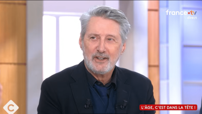 Vendredi 20 mars, Antoine de Caunes était l'invité de Mohamed Bouhafsi dans "C à vous" sur France 5. L'occasion d'évoquer le décès de Bruno Salomone qui, selon lui, n'a pas eu la reconnaissance qu'il méritait.