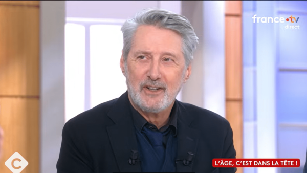Vendredi 20 mars, Antoine de Caunes était l'invité de Mohamed Bouhafsi dans "C à vous" sur France 5. L'occasion d'évoquer le décès de Bruno Salomone qui, selon lui, n'a pas eu la reconnaissance qu'il méritait.
