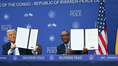 Le président américain Donald Trump (G), le président rwandais Paul Kagame (D), après avoir paraphé un accord de paix à Washington, le 4 décembre 2025.
