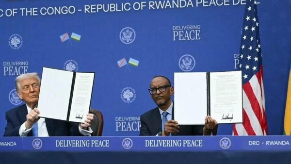 Le président américain Donald Trump (G), le président rwandais Paul Kagame (D), après avoir paraphé un accord de paix à Washington, le 4 décembre 2025.