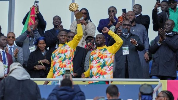 Les internationaux sénégalais Édouard Mendy et Kalidou Koulibaly brandissant le trophée de la CAN 2025 au Stade de France, le 28 mars 2026.
