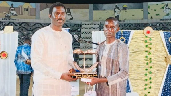 Quand la plume africaine se tient « Debout maintenant »