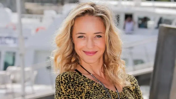 "Malheureusement, on m’a retrouvée", Hélène de Fougerolles évoque sa tentative de suicide sur France 2, une autre star obligée de la corriger