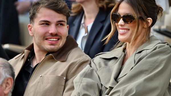 Iris Mittenaere et Antoine Dupont : larmes et tendre étreinte pour le duo après la victoire du XV de France au tournoi des 6 Nations