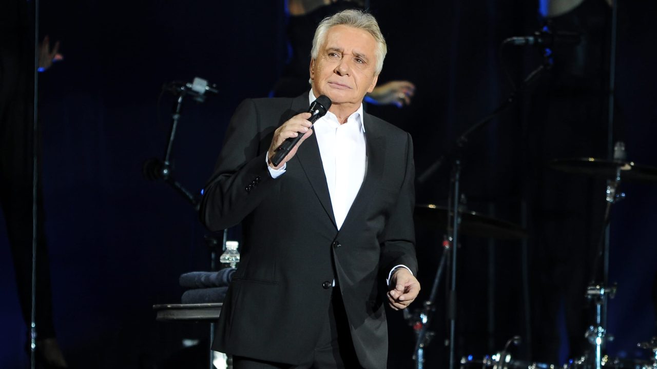 Michel Sardou et son épouse créent la surprise à Bormes-les-Mimosas : un restaurant du coin les affiche