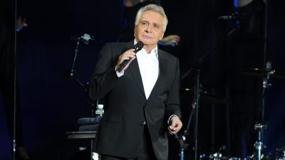 Michel Sardou et son épouse créent la surprise à Bormes-les-Mimosas : un restaurant du coin les affiche