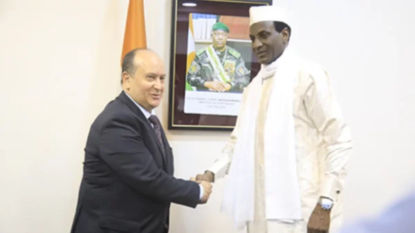 Niger: Ali Mahaman Lamine Zeine s’entretient avec le Premier ministre algérien Sifi Ghrieb