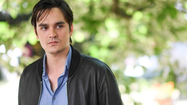 Alain-Fabien Delon menacé de mort ? Il débarque au tribunal avec un gilet pare-balles !