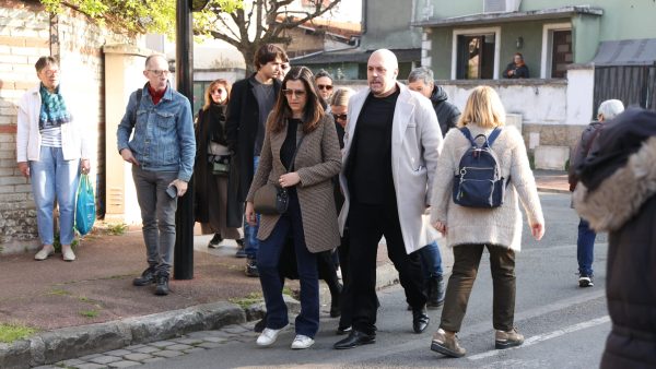 Obsèques de Bruno Salomone : sa femme Audrey soutenue par son ami de longue date, Jean Dujardin, les premières images d’un au revoir