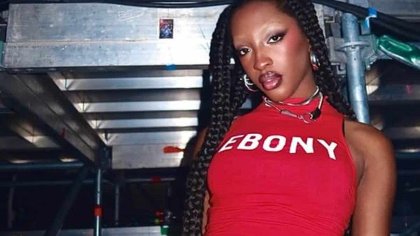 "Votez à gauche" : Ebony (Star Academy), la chanteuse de 21 ans lance un appel aux votes