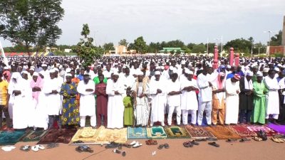 Des musulmans priant pour la cohésion nationale à la place de la nation de Ouagadougou à l'occasion de la fin du Ramadan