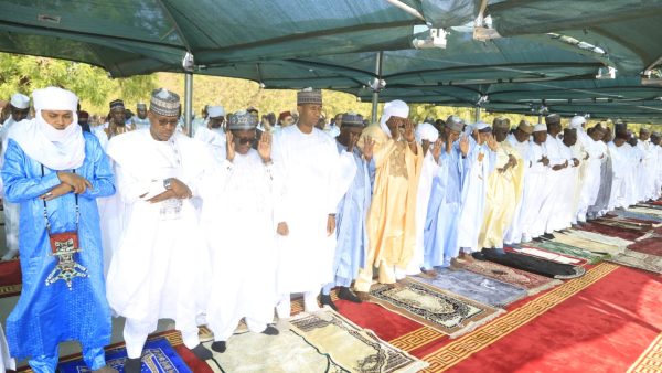 le Chef de l’État accomplit la prière à la Mosquée de grandes prières de Niamey – Le Sahel