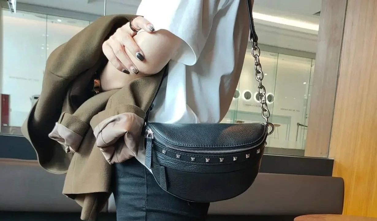 Pourquoi le sac banane femme est l’accessoire indispensable du printemps 2026 ?