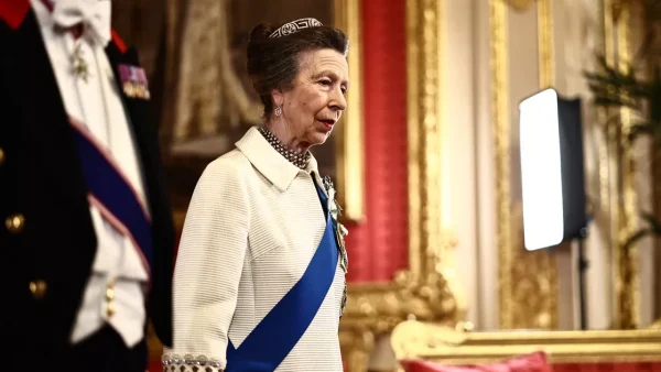 à Windsor, elle ressuscite un somptueux manteau qu’elle n’avait pas porté depuis 56 ans !