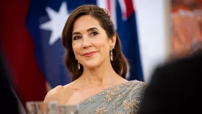 En Australie, Mary de Danemark recycle pour la quatrième fois depuis 2010 sa robe de bal bleue d’un couturier danois
