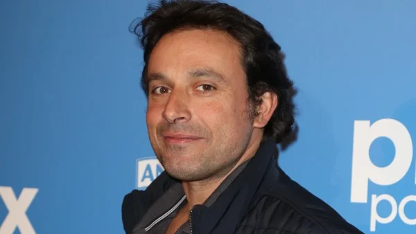 “Derrière le masque, il y a la face obscure”