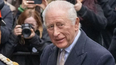 éclaboussé par le scandale, le roi doit-il abdiquer ?