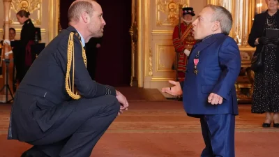 le formidable acteur Warwick Davis (Harry Potter, Star Wars) décoré par le prince William