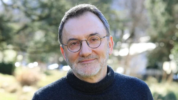 Frédéric Lopez ouvre les portes de sa maison isolée de tout dans ce hameau