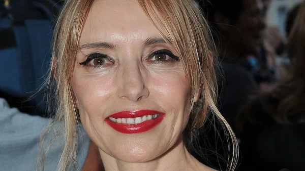 ses nuits sur "des bouts de canapés dans des logements à vendre”