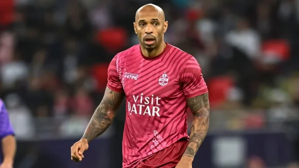 À 48 ans, Thierry Henry se dévoile torse nu et fait réagir Kylian Mbappé : "Le vieux" !