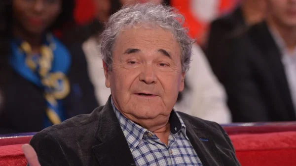 Opposé à la "c*nnerie" qu'est la guerre, Pierre Perret dit ce qu'il pense du service militaire : "Le respect, la discipline, ça peut..."