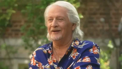 Patrick Sébastien dévoile son “Dard” à guichets fermés là où Coluche avait fait campagne 45 ans plus tôt