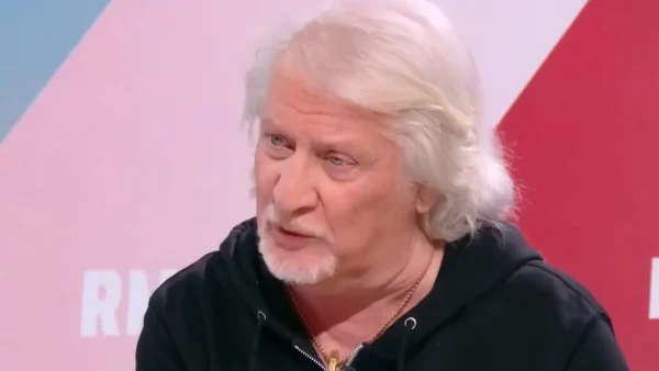 face aux “moralisateurs” qui le traitent de “beauf”, il y croit dur comme fer