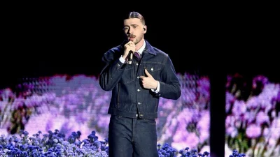 "Je me suis maltraité", le chanteur se fait mal avec "un couteau de cuisine" bien aiguisé